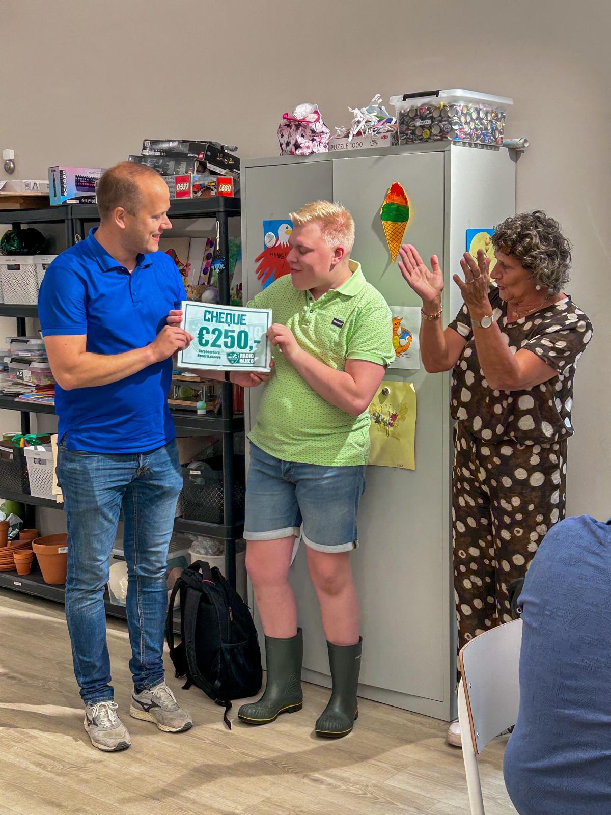 Overhandiging van de cheque voor de schommel